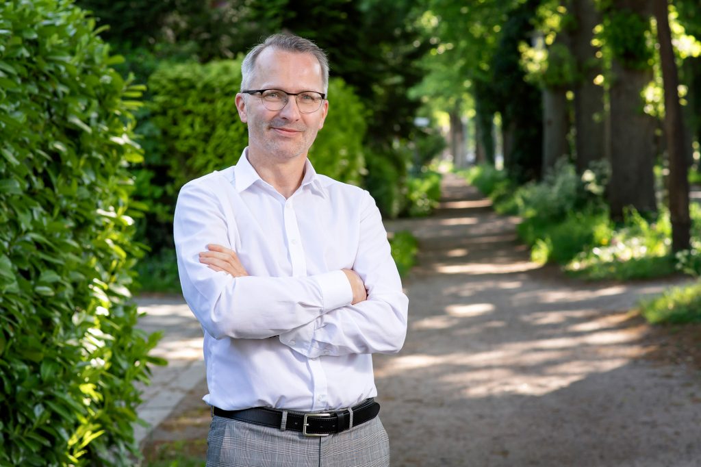 Portraitbild vor grünem Hintergrund