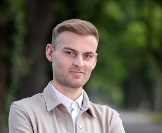 vor grünem Hintergrund